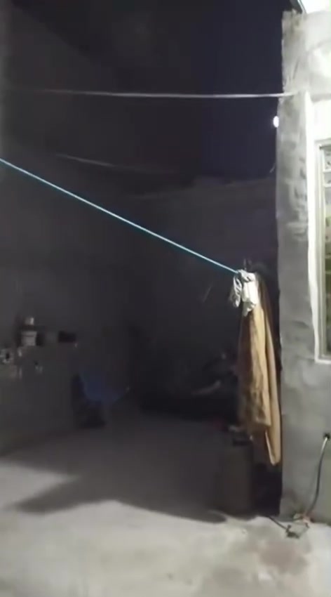 بسم الله الرحمن الرحيم 
دار زراعي للبيع في حي طارق شارع الوسط 
مقابل حسينية ابو صالح 
المساحة ١٠٠متر 
للاستفسار ***********
