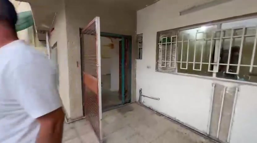 السلام عليكم بتوفر لدينا بيت للايجار بمساحه 200 متر خلف مطعم ريلاكس
طابقين بيت يحتوي على اربع غرف نوم زائد خدمات فوق جوه 
بيت نضيف و مرتب  البيت الإستفتار مراجعة مكتب 
*********** نستقبل كافه العروض بيع او للايجار والسلام عليكم ورحمه الله وبركاته
