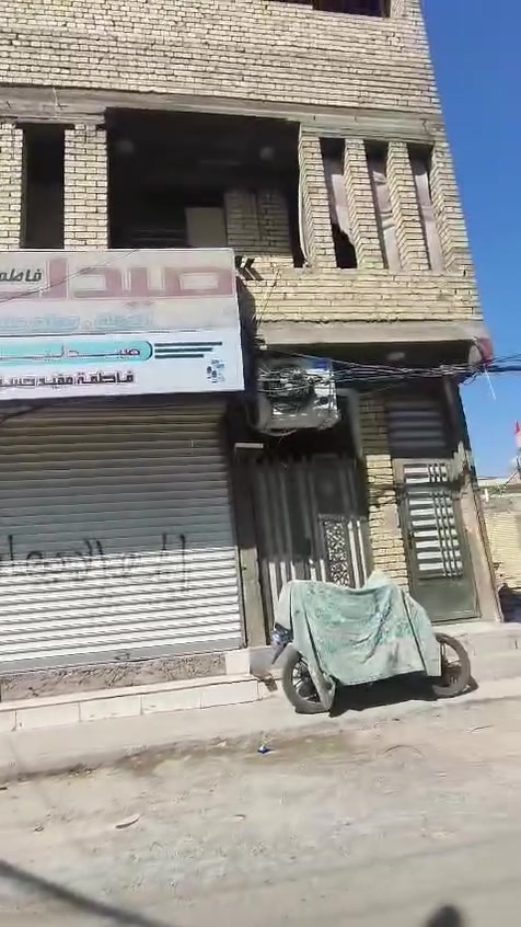 بنايه للبيع المكان بلشعله شارع افران الضياء ١٠٠متر عل شارعين ركن موقع ممتاز بيها ثلاث شقق وثلاث محلات صيدليه وخياط ماجرها كلها واردها الشهري مليون وتلث ميه وخمسين قابل للزياده تفاصيل اكثر ***********ملاحضه للبيع ترهم مراوس وينطيني فرق حاليآ كله ماجره يعني نتكاتب هسه يستلم راس الشهر مليون وثلاث مئه  وخميس الف دينار قابل للزيادة حسب العقار يصعد او نزل ويرهم الاتفاق المراوس بين الطرفين قطعه بيت عقار ربي يسهل الامور للكل مراجعة شركة الجبل للمقاولات العامة بيع وشراء القطع الاراضي والبيوت في بغداد

