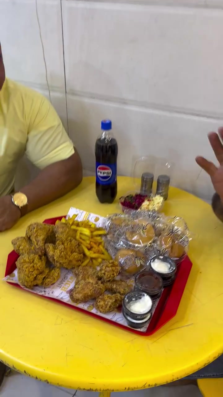 السلام عليكم زبائن باسم دبل 
عرض الكنتاكي 🍗صار ويا الخمس قطع اجنحه مجانيه🤤 كل هذه بسعر ١٠ الف فقط 😻
العرض داخل الصاله بهل ترتيب  وايضا يجيكم توصيل🏍️🏍️ 
 ونفس الكمية استغلو العرض🍗 😬 لفتره محدوده 
مطعم باسم دبل نزلة اولاد مسلم 
ارقام التوصيل 
***********
***********
