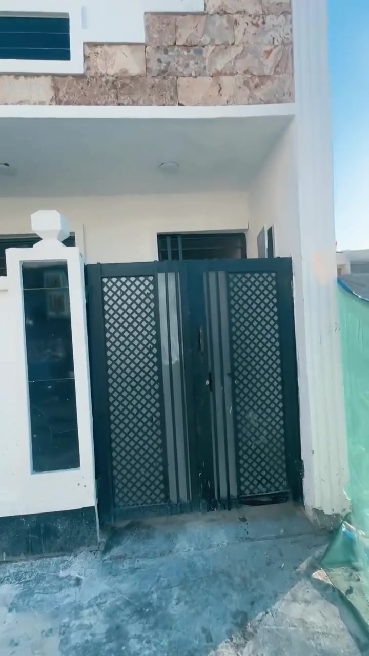 سلام عليكم
بيت 50زراعي للبيع سويب 

منطقة سكنية مخدومة ماء مجاري كهرباء تبليط شارع8م. 
يحتوي ع 
غرفتين نوم ✅
استقبال 
مدخلين 
حولي و مطبخ ومنور 
وصحيات عدد2 

سعر كلش مناسب  للاستفسار ***********واتساب
