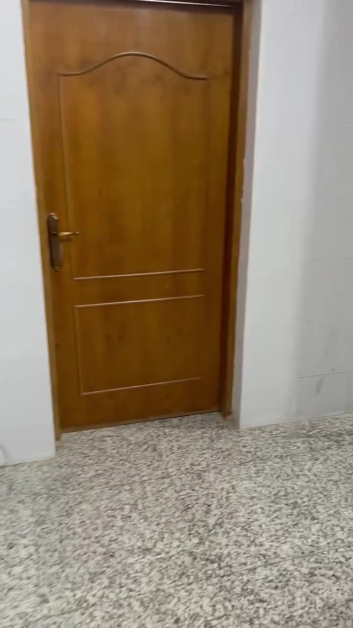سلام عليكم شقه موثثهً للطلاب والموضفين اثاث كامل واضع ب الفديو للتواصل خاص أو أو واتساب ***********
