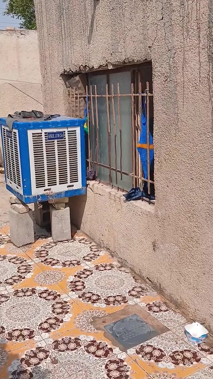 بيت تجاوز بحي الحسين قرب المدرسه الصينيه المساحه 400 متر يحتوي علئ 6 غرف نوم واستقبال وصاله ومطبخ وصحيات خارجيه  بنائه طابوك والسقف عكاده انشاالله مشمول بلتطويب تفاصيل اكثر تعال خاص او اتصل ***********
