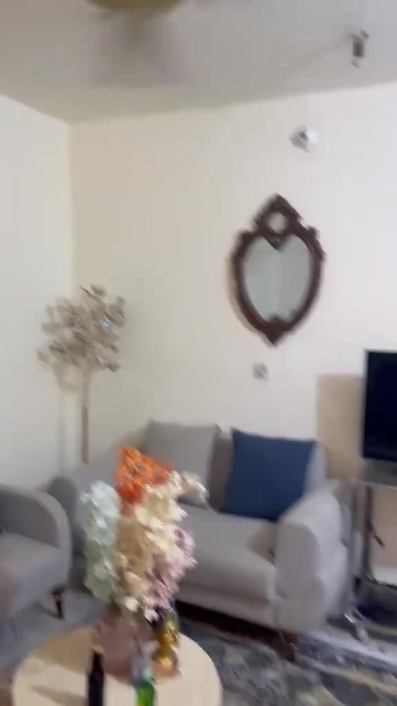 طابق ارضي غرفة واحدة مع صالة نظيف الاثوريين مؤثث الايجار ٧٠٠ الف ***********
