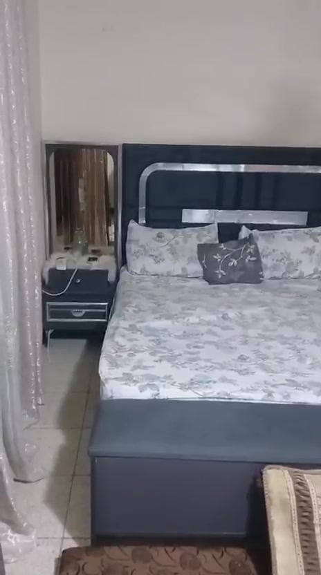 غرفة نوم تركية متكونة من 8 قطع نظافة قوية حيييل
شنو اسم موديل غرفة النوم بالضبط؟ وإذا بيها شركة/ماركة تركية معروفة، تگدر تذكرها؟: 
غرفه تركية نظيفة 
وين موقعك بالضبط؟ بأي محافظة/منطقة حتى المشترين يعرفون شلون يتواصلون وياك ويشوفوها؟: 
بغداد/العامرية
شنو قياسات السرير والدولاب والتسريحة؟ وهل الغرفة تناسب غرفة كبيرة لو متوسطة؟: 
سرير 2 نفر
الكنتور6 ابواب + ملحق 2 ابواب
ميز تواليت 
مجر 4 ابواب 
طبلة ميز تواليت 
ملحق للجرباية تخلي بي احذية او اشياءك الخاصة 
مراية عامودية 

هل بيها أي خدوش، كسور، أو قطع بيها مشكلة؟ وقطعها كلها كاملة من ضمن الـ 8 لو ناقص شي؟: 
نظيفة جدا جدا جدا
التوصيل متوفر لو لا؟ وإذا متوفر، شكد كلفته داخل المحافظة أو للمحافظات؟: 
لا والله ماعندي اذا يجي الشخص يفحص وياخذها 
