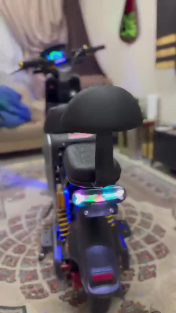 دراجة r9 موديل 26
جديدة استعمال قليل جداً (طفل استخدمها ومنعنا منها)
مكانها بسماية ابيع ب500 وبيها مجال بسيط 
اتصل عبر الرقم ***********
