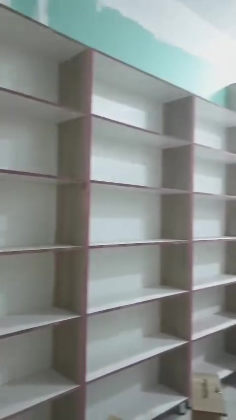 سلام عليكم 
ديكور للبيع فاترينات عدد 6
ميز كبير 
ورفوف عدد 2
***********
