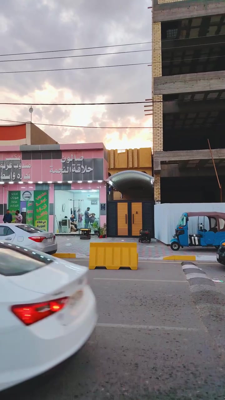 من أكثر شوارع الصويرة حيوية… شارع النجمة!

دار سكني للبيع بمساحة 200 متر مربع، واجهة 20 × 10، وموقع مميز.

الدار يتكون من طابقين:
الطابق الأرضي يضم غرفة، استقبال، مطبخ، ومجمع صحيات.

أما الطابق العلوي، فيحتوي على ثلاث غرف ومجمع صحيات.

بالإضافة إلى محلين تجاريين وكراج داخلي يتسع لسيارتين.

إذا تبحث عن دار للسكن والاستثمار بموقع حيوي في الصويرة…
هذه الفرصة تستحق اهتمامك.

للتفاصيل والاستفسار، تواصل معنا الآن.
***********
***********
