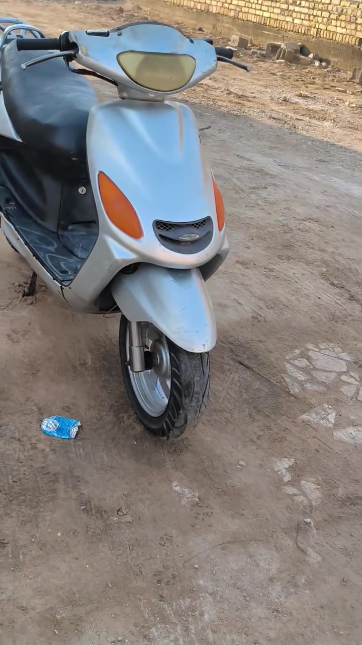 السلام عليكم  درجة  دولفين لبيع كلشي شغال لايت مامي خلفي هورن سلف شغال  درجة  نضيفه  حلوه دبلات مامي خلفي  شاصي شرط مكينه  نضيفه  قفل سكان تواير جديده بيه بس شغله وحده صفحيه وحده مابي  مكان الرميثه *********** سعر 250بيه مجال
