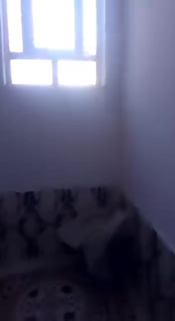 بيت للبيع مساحته 100م خلفي يحتوي على غرفه صاله استقبال مطبخ حمام داخلي وخارجي الطابق الثاني غرف العنوان اريدو قرب السوق السعر 90 لتواصل ***********
