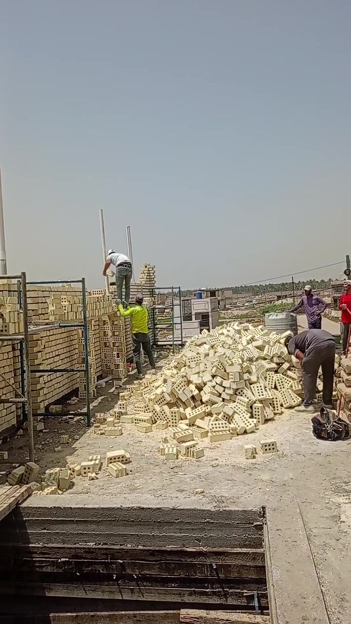السلام عليكم معاكم المعلم ابو شعبان كادر بناء مصري شغل درجه اولى اسعار مناسبه الجميع رقم الواتساب ***********
