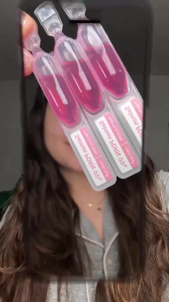 🎀 هاي مو مجرد عناية… هاي خاصية PDRN الجاية من المستقبل! 🧬✨

إذا بشرتچ باهتة، فاقدة نضارتها أو تحسينها محتاجة ترطيب، امتلاء وإشراقة… ركزي وياي 😍👇🏻

💗 MEDICUBE PDRN Pink Set
مجموعة كورية بتقنية الـ PDRN، والـ PDRN من المكونات الحديثة اللي دخلت بقوة بعالم العناية بالبشرة، وميديكوب عندها خط كامل مخصص للـ Pink PDRN.

🎀 شنو يجي بالباكج؟

💧 PDRN Pink Toner
يساعد على ترطيب البشرة وتهدئتها وتحسين مظهر وملمس البشرة.

💗 PDRN Pink Peptide Serum
سيروم خفيف وسريع الامتصاص، للعناية بمظهر مرونة البشرة وتركها أنعم وأمتل.

✨ PDRN Pink One Day Serum
يحتوي على 99% عالي النقاء من Salmon PDRN، ومصمم للعناية بالبشرة الباهتة، الجفاف، التصبغات ومظهر فقدان المرونة.

🎀 PDRN Pink Collagen Capsule Cream
كريم بتركيبة الكبسولات، يساعد على الترطيب والتغذية ويعطي البشرة مظهر أكثر نضارة وامتلاء.

🌸 PDRN Pink Vita Coating Mask
ماسك يخلي روتينچ يكمل للآخر ويعطي جرعة عناية وترطيب إضافية.

يعني شنو؟ 😍
روتين PDRN كامل بباكج واحد… بدل لا تشترين المنتجات وحدة وحدة!

والأحلى؟ 👀🔥

PDRN… خاصية جايّة من المستقبل، وخلي بشرتچ تلحق المستقبل من هسه! 🧬💗

سعر البكج15 الاف 
🚘يوجد خدمة توصيل لجميع محافظات العراق ٤ الاف🚘