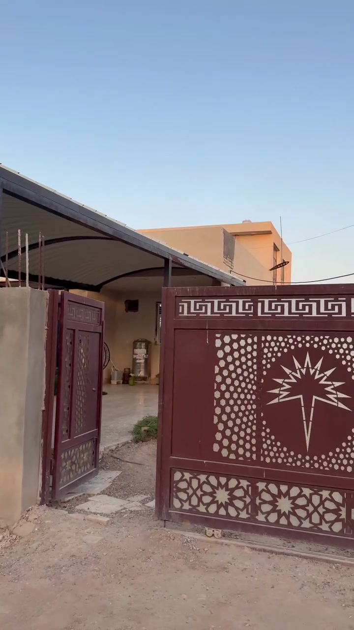 السلام عليكم👋للبيع(دار)بمساحة(700m)ملك صرف تحويل مباشر بأسم المشتري ليس إقرار محكمة في بغداد(مجاور جزيرة بغداد السياحية/الفحامة/شارع الكردي/قرب مركز شرطة الفحامة)واجهية العقار هي(20m) والنزال(33m)مكون من(3غرف للنوم/صالة/صحيات/مطبخ/حولي/قطعة جانبية/حديقة)للأستفسار ***********
