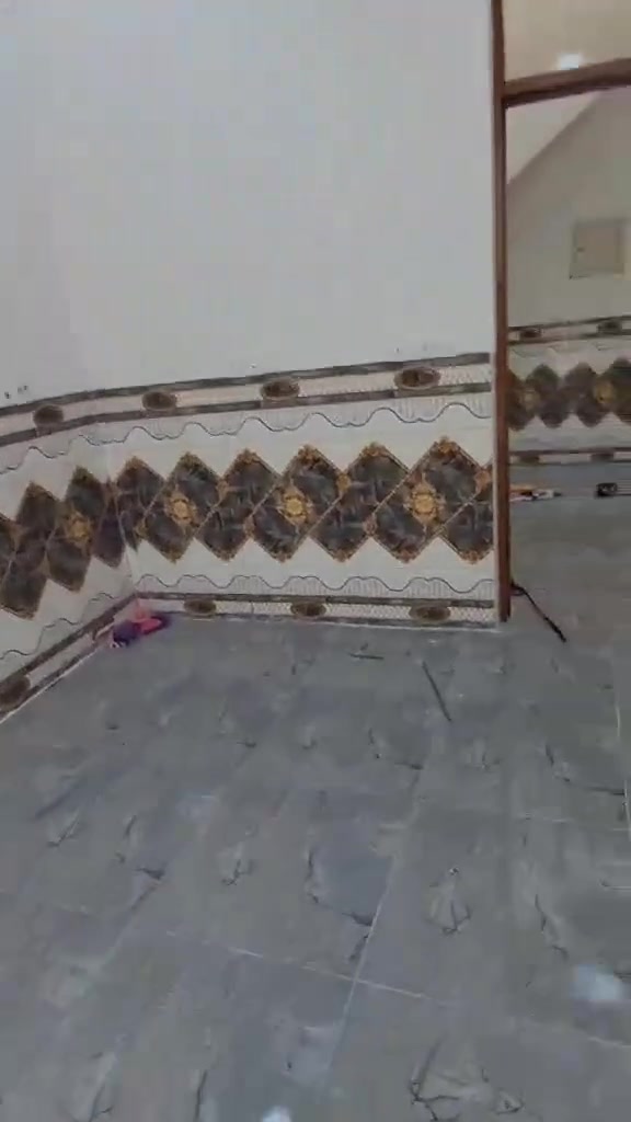 بيت للبيع ابجامع طه قرب ملعب العيساوي المساحة 100 البيت بناء حديث وبنائة طابوك وبورسلين وسيراميك متكون من حوش و توالييت خارجية  استقبال ومطبخ وصالة وغرفة نوم ومنور وحمام والطابق الثاني غرفة نوم وحمام وصطح وبيتونة البيت مسلح والاساس رفت خدمات تبليط ومجاري كهرباء الاستفسار أكثر اتصل على هاذا الرقم ***********
