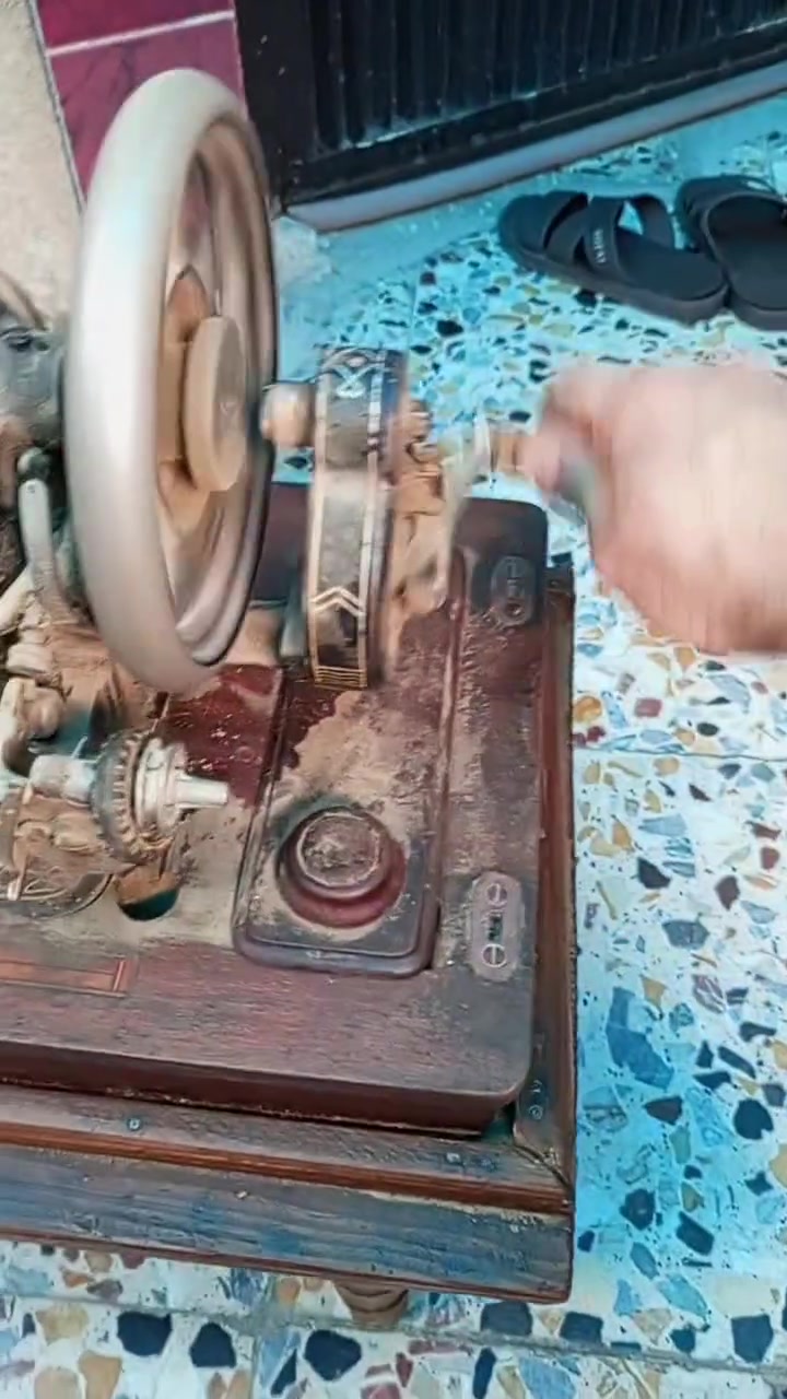 السلام عليك للبيع مكينه انتيكا سنكر تحتاج بس تنظيف بعدها بترابها رايدها 200الف قفل بغداد الشعله ***********
