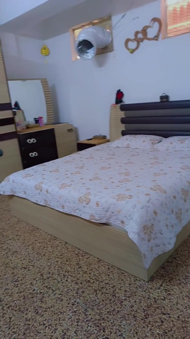 غرفه نوم تركي اصلي للبيع  بس بدون دوشك ابيع السعر 400  الف وبي مجال العنوان تيراوه شارع 30قرب حمام سنجنار ***********/***********
