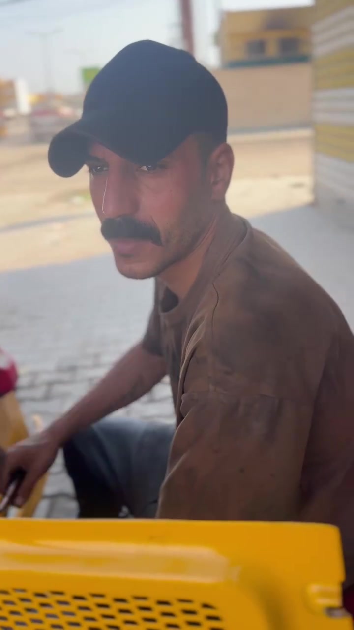 ‏أخوكم خادمكم أحمد الحجام فيتر وكهربائي عم
￼***********
