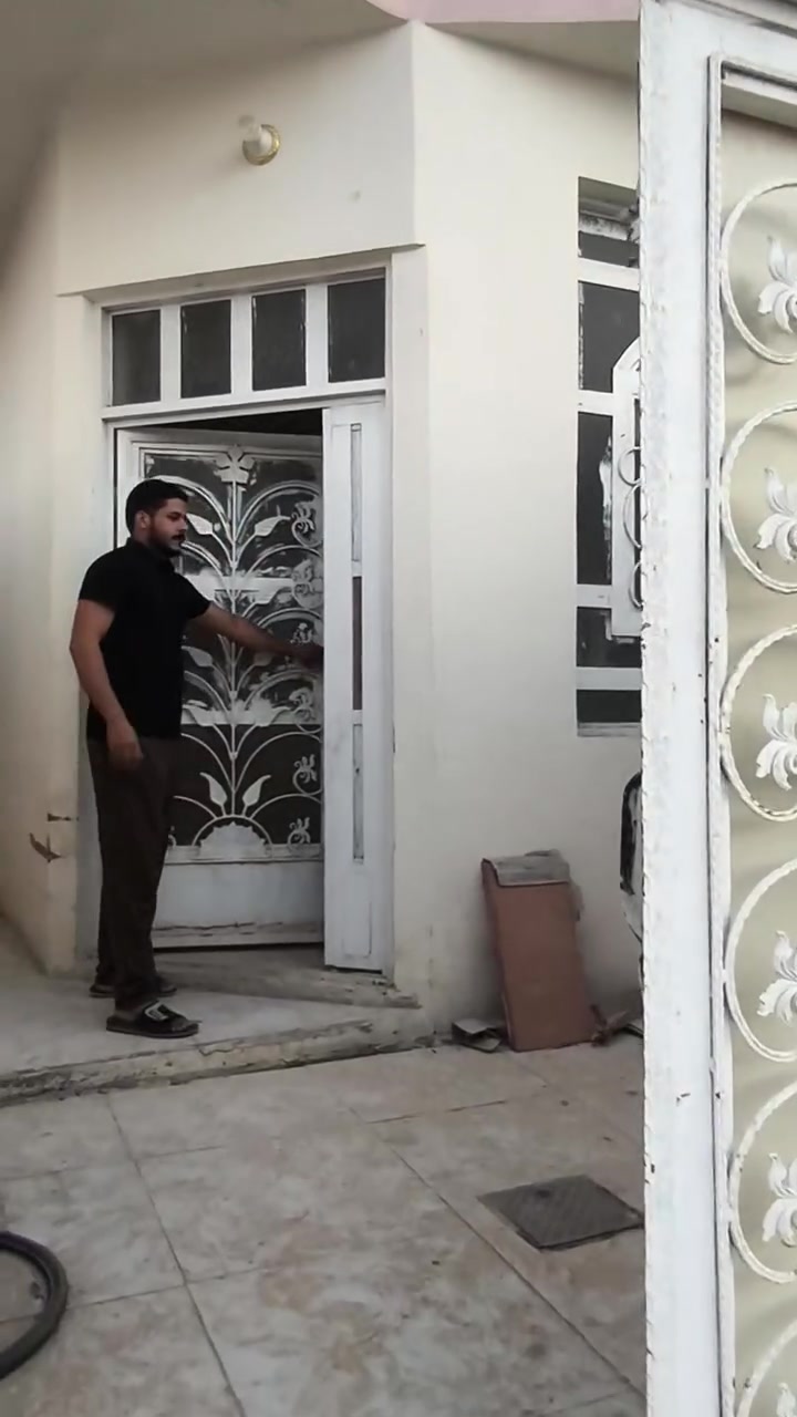 السلام عليكم على بركه الله بيت 100متر للبيع شارع المطار القديم فرع اسواق الامير بيت كامل مكمل او مامسكون كل التفاصيل بالفيديو سعره 27وبي مجال للشراي للتواصل ***********
