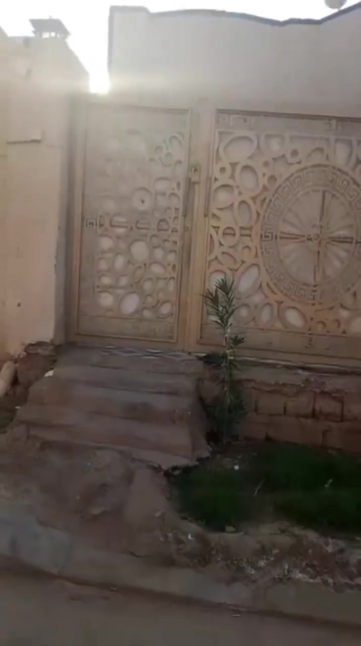 سلام عليكم بيت مصفر للبيع المكان كوت حي الجامعة قرب شارع 30 خلف بركر باريس مساحه 200 معامله كامله بسمي الدار يتكون من استقبال مطبخ صالة غرفتين منورين صحيات 2 مطبخ حراري +البردات السعر (87وبي مجال) الاتصال على رقم ***********
