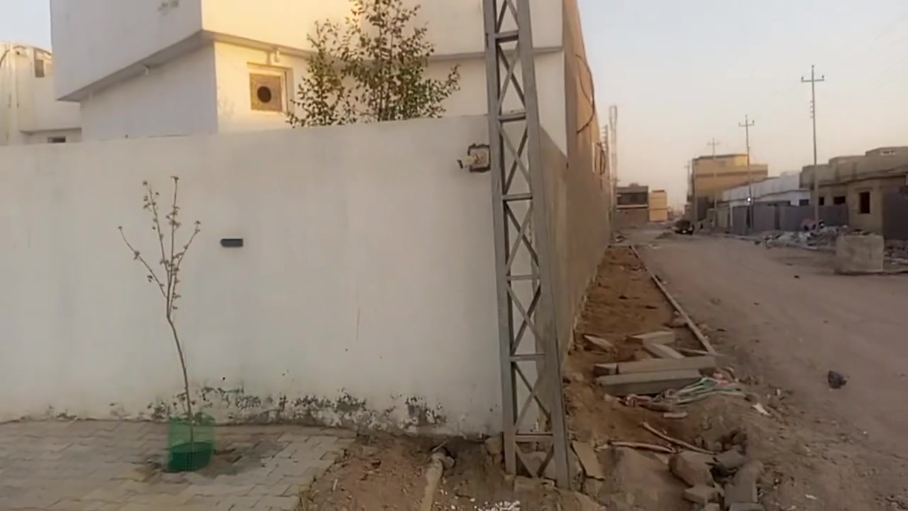 السلام عليكم ورحمه الله وبركاته 
بيت في مجمع بوابه المثنى للبيع 
البيت ركن مساحه 210متر 
البيت يباع مع كافه الاثاث قريب ع شارع
سبالت عدد 3
وتخامه2
وكاونتر وغرفه نوم 
بناء شخصي وتغير في الخارطة 
بيت جدا نضيف 
مطلوب 99للمصرف العقاري 
تسديد ع القديم 548شهريا
الاستفسار أكثر اتصل على الرقم التالي واتساب 
***********
***********
من لديه الرغبه بعرض عقار نوفر لكم المشتري بقرب وقت ممكن

