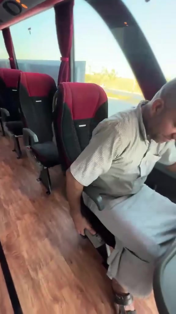 من رخصت الدمن المحترم حجاج هاي السياره اتحولت من سياحي الى vip نفس الكشن ماله هاي لاهاي الحله حجي اكرم المرشدي وفراس العلواني يستاهلون كل الخير عنوانه كركوك شارع المطار دوشمة ابو فرهاد للباصات الحديثه للاستفسار ***********
