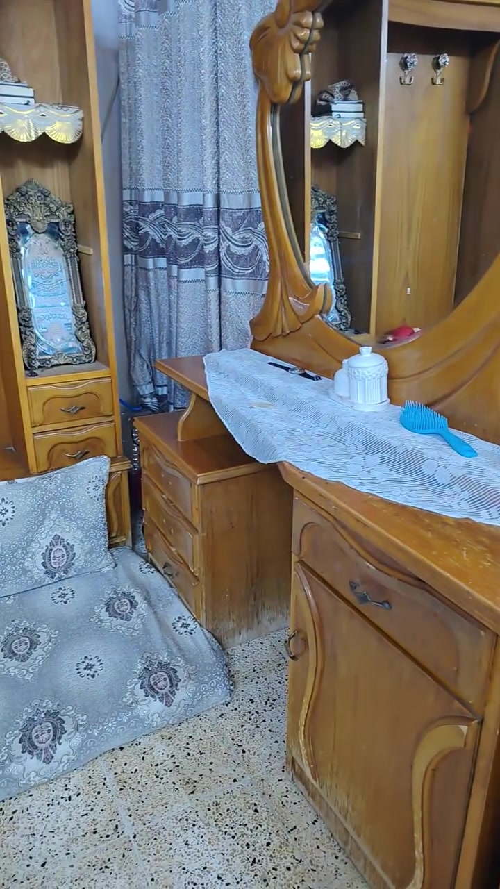 السلام عليكم للبيع غرفة نوم بس ناقصها صبغ السعر ٦٥٠ للتوصل على الرقم ***********

