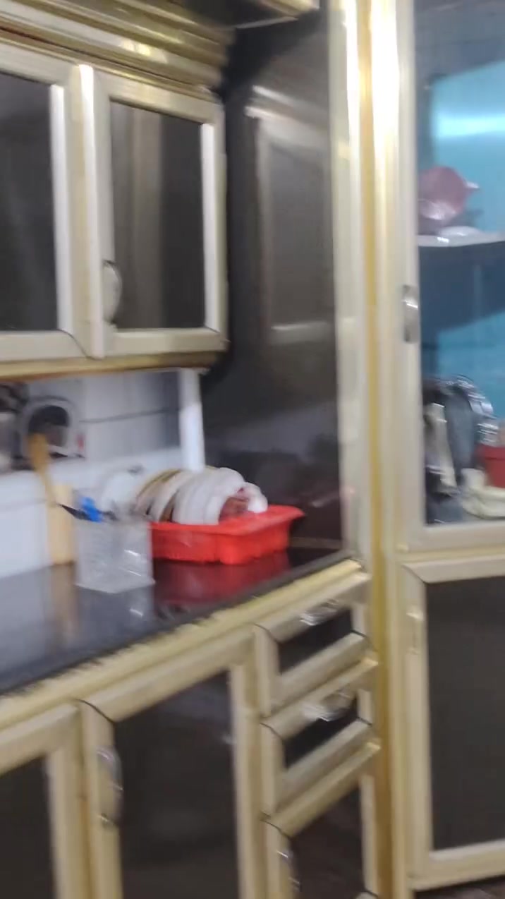 كاونتر تسكام نضيف كلش بليت باب اول كبير مرمر طبيعي ويا زاويه  5متر  طوله سعر 450 قفل للعلم مفصلينه مليون وربع عنوان الأمين الثانيه ***********
