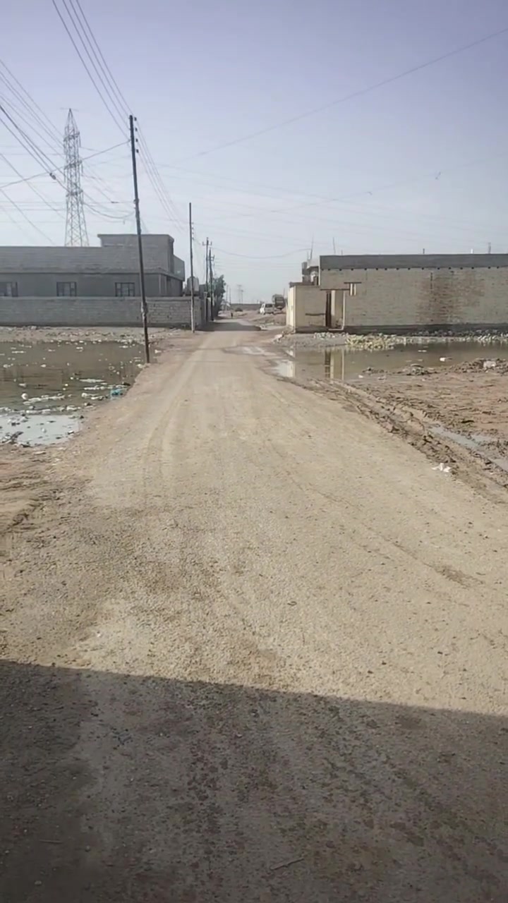 السلام عليكم بيت للبيع مقابل النازحين خط ثاني مسلح مرتب وجاهز تبليط ماء كهرباء مساحه ميت متر السعر 28وبيه مجال رقم الهاتف ***********
