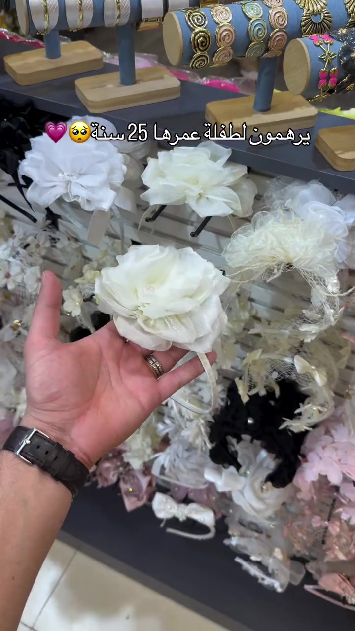يستاهل شعرج تدللي🥺✨

نص مكتوب في الصور:
- يرهمون لطفلة عمرها 25 سنة 🥺🩷