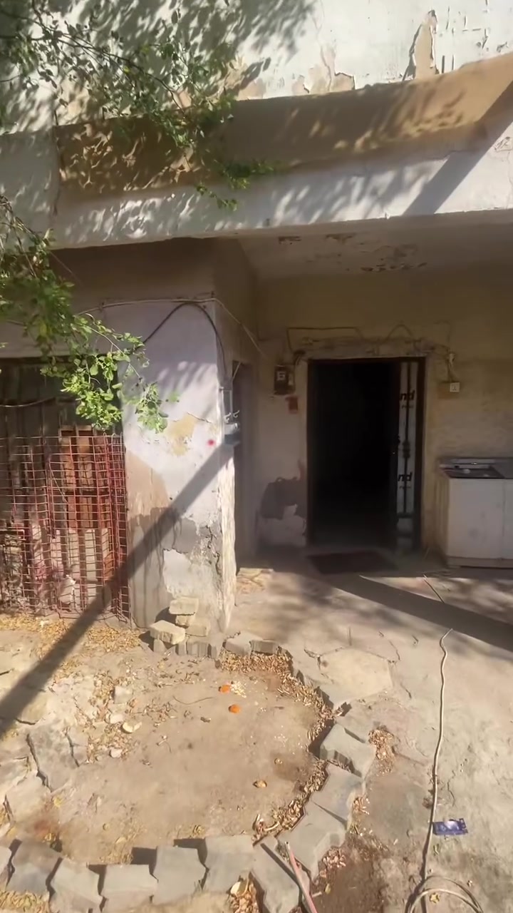 سلامن عليكم بيت البيع مساحته ميه وخمسين طابو حيانيه التميم مقابيل سوك رقم ***********
