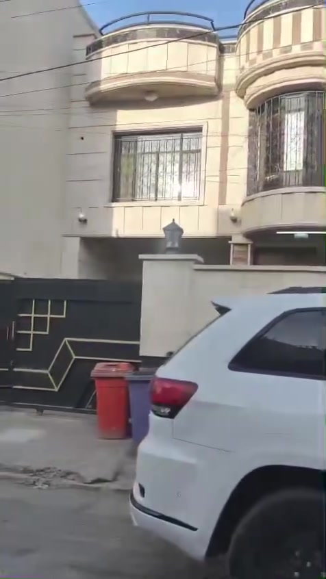 عقار تجاري للايجار
المساحة 300م واجهة 10 نزال 30 زنجيل يطل على شارعين ويحتوي على 5 غرف كبيرة مع استقبال وحولي ومطبخ و كراجين امامي وخلفي كما موضح في الفديو 
العنوان : السيدية - شارع العلوة بعد شارع جامع معاذ ابن جبل
للاستفسار : ***********
