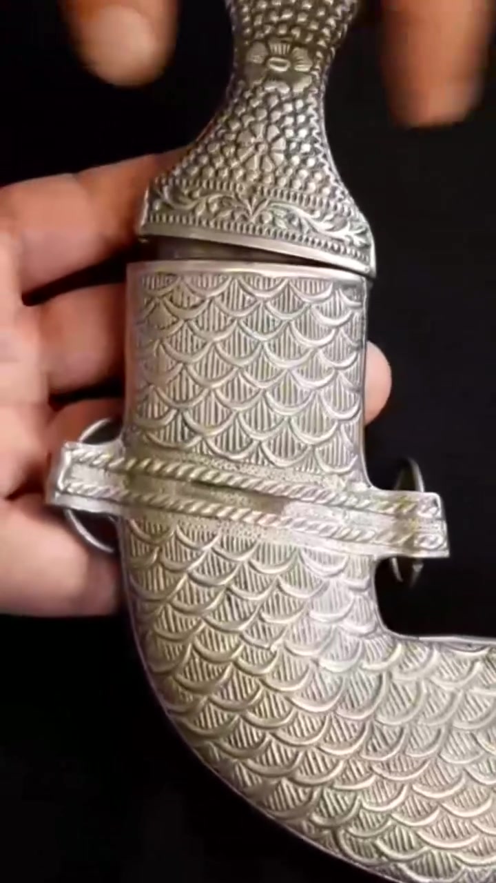خنجر عماني شغل يد مرصع بالزغارف والنقوش اضافة الى نقش شعار السلطنة الظاهر اضافة الى النصل جوهر قديم والطول 25 سم ،،،
***********      واتساب
خنجر عماني شغل يد مرصع بالزغارف والنقوش اضافة الى نقش شعار السلطنة الظاهر اضافة الى النصل جوهر قديم والطول 25 سم ،،،
