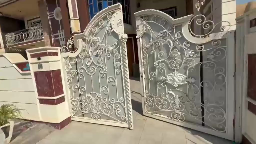 دار للبيع طابو صرف سكني ٣٠٠ متر
المساحه ٣٠٠ متر خدمات كامله تبليط مجاري ارصفه ماء كهرباء كل التفاصيل موجوده داخل الفيديو بيت مرتب بمعنى الكلمه 
ينباع مع الاثاث او بدون اثاث العنوان المدائن منقطة الورديه ***********

