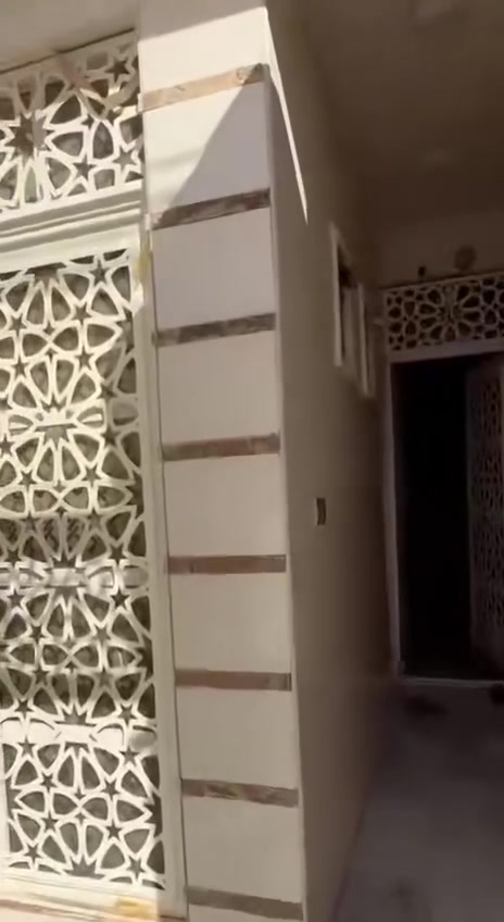 السلام عليكم
بيت للبيع 100متر vip البيت كمل موضح في الفديو بناء درجه اولى ومتعوب عليه 
البيت موقعه جداً مميز قريب ع شارع كربلاء 
حي نداء بداية شارع المجمعات الرئيسي قرب مندي زمزم 
رجاً فقط الشراي يتصل ع رقم او مراسلة الحساب 
***********
