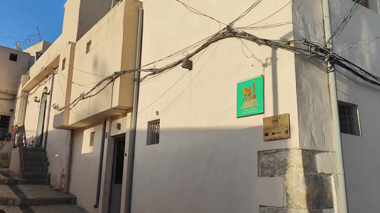 دارللبيع منطقه الجامع الكبير
قريب حييل للشارع العام سياره
للباب تصل مساحه.(٦٠) مترواجهه
(٥) مترسندوحدوبسم واحدبناء
تراثي السعر٦٢ مليون وبي مجال  مكتب البرللعقارشارع المكاوي
***********/***********

