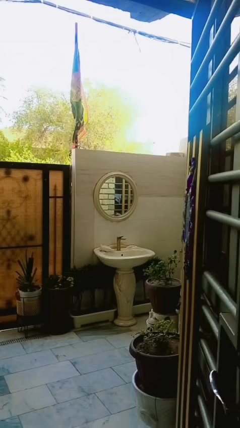 دار لبيع زعفرانية شارع مركز شباب طابو زراعي دور الشهداء 
مساحة 100متر الواجهه 6.25 ونزال 16مشمول بالتمليك  طابقين بناء حديث درجة اولى يحتوي الدار على استقبال ومطبخ وصالة مفتوحة وغرفة نوم وحمام ومطبخ حار ومنور والطابق الثاني غرفتين نوم وصالة كبيرة وحمام والطابق الثالث بيتونه وسطحين 
الارضيات مرمر ايطالي درجه اولى والطابق الثاني بورسلين اسباني والجدران سيراميك اسباني والسقوف ديكوات جبسن  بورد وسحبات وفاترينه مع سستم صوت بالسقوف ديجي وعلما الحمامات معزولة كل طابق حزان مياه وسخان 
فرع عريض عشرة متر ماعدا الرصيف منطقة تبليط مجاري وماء وكهرباء ملاسقة لطابو الدار قريب على الشارع العام رابع فرع شارع الشيخ ابو سجاد العبادي
للاستفسار الاتصال على الرقم ***********او واتساب
