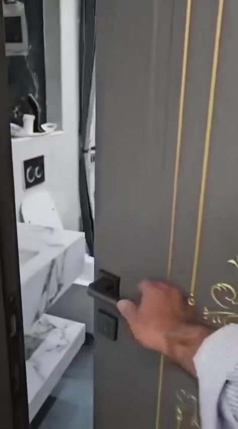 يوجد دار للبيع في قرية الغدير الاولى الدار مميز بالبناء حيث يختلف جذريا عن باقي الدور في القرية مساحته 250 متر على شارع المطار مقابله حديقة خاصة الدار على شكل قلعه مميزه حيث تغير في البناء وتغير في كل معالم البيت لا يمكن وصفه إلا بالمشاهدة لذى ندرج الفديوهات ادناه واي استفسار عن الدار الاتصال بي مكتب قرية الغدير للوساطة العقارية 
***********
