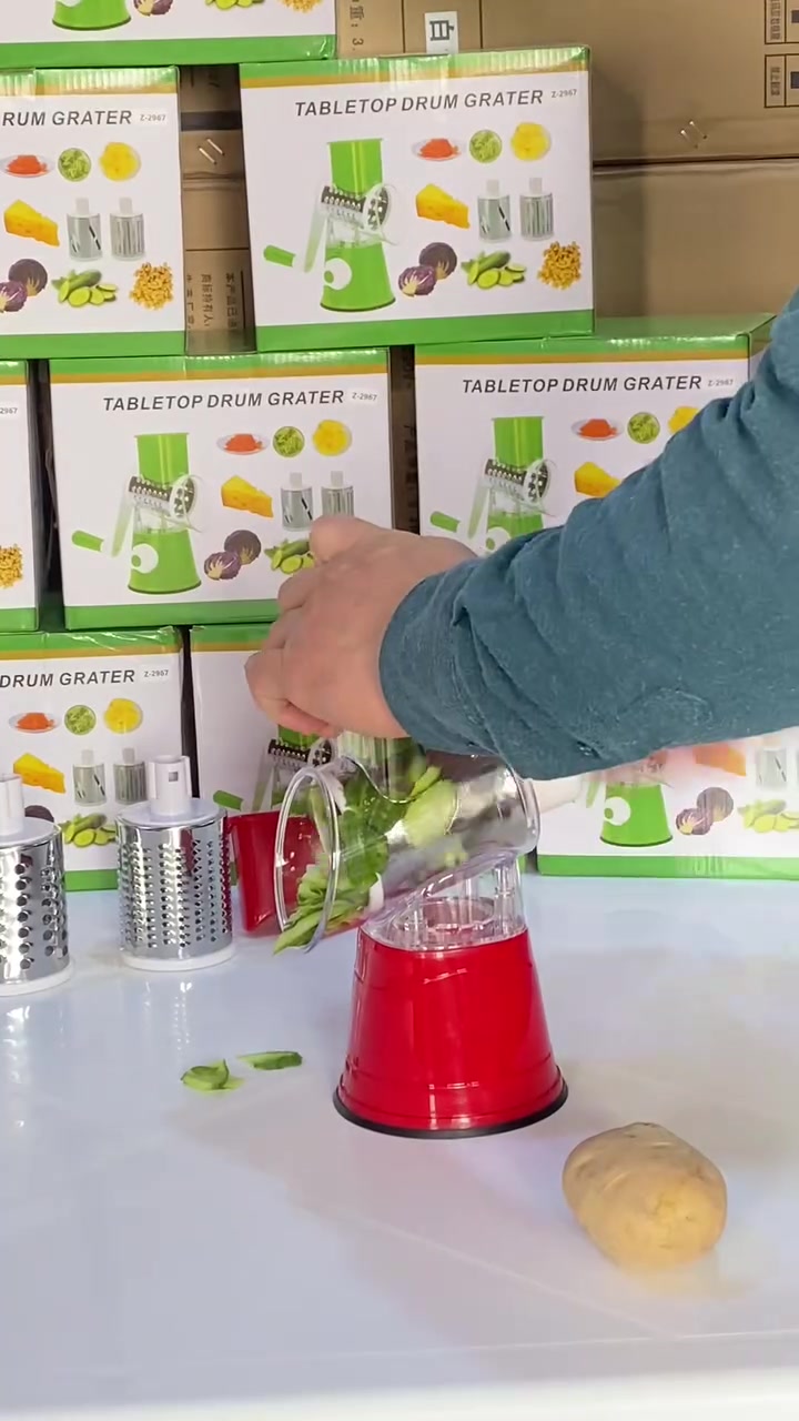 مبشرة خضار وجبن يدوية دوّارة بقاعدة شفط – Tabletop Drum Grater

• مبشرة دوّارة تعمل باليد مصممة لتبشير وتقطيع مجموعة متنوعة من الأطعمة مثل الجبن والخضار والمكسرات بسهولة على سطح الطاولة.

• تعمل بآلية تدوير يدوية سهلة الاستخدام تساعد على برش أو تقطيع المكونات بسرعة.

• تحتوي على 3 أسطوانات من الستانلس ستيل قابلة للتبديل: برش ناعم، برش خشن، وتقطيع شرائح.

• قاعدة شفط قوية تثبّت الجهاز على الأسطح النظيفة والملساء غير المسامية أثناء الاستخدام.

• فتحة إدخال واسعة مع دافع للطعام للمساعدة على إدخال المكونات مع إبقاء اليد بعيدًا عن الشفرات.

• تصميم قابل للفك والتنظيف حيث يمكن فصل الأجزاء بسهولة بعد الاستخدام.

• مخرج مائل للطعام يساعد على تقليل انسداد المكونات أثناء التشغيل.

• نوع المنتج: مبشرة طاولة دوّارة يدوية
• آلية التشغيل: تدوير يدوي (Handle crank)
• الشفرات: 3 أسطوانات من الستانلس ستيل

• أنواع الشفرات:
 • بشر ناعم (Fine)
 • بشر خشن (Coarse)
 • تقطيع شرائح (Slicing)

• قاعدة التثبيت: قاعدة شفط (Suction Base)
• الاستخدام: برش وتقطيع الجبن، الخضار، البسكويت، والمكسرات

محتويات العلبة:
• قاعدة الجهاز مع نظام الشفط
• مقبض التدوير (Handle)
• وحدة إدخال الطعام (Feeding Jar / Hopper)
• دافع الطعام (Food Pusher)
• أسطوانة تقطيع شرائح (Slicing Drum)
• أسطوانة برش ناعم (Fine Shredder)
• أسطوانة برش خشن (Coarse Shredder)
• ورقة تعليمات الاستخدام والتجميع

السعر 15 الف والتوصيل مجاني لجميع المحافظات 
للطلب واتساب ***********
