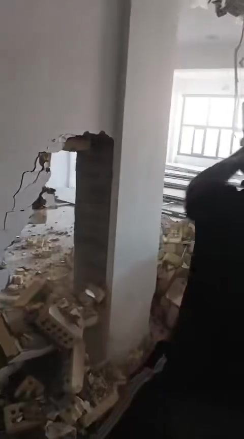 السلام عليكم كادر تفليش كامل تفليش البيوت تفليش الرباطات تفليش الجدران قلع ارضيات تكشير لجدران وبانسب لاسعار هاذا رقمي ونتصل وبخدمتك ***********يوجد واتساب

