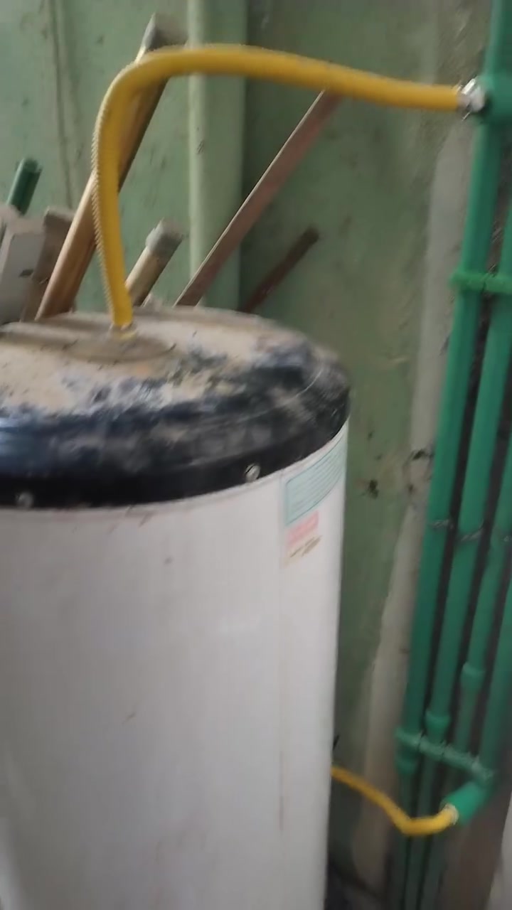 🚰 وداعاً لضعف الماء وفوضى الأنابيب! | إنجاز عمل جديد باحترافية عالية 🛠️
هل تعانون من ضعف في ضغط الماء أو تشابك مزعج للأنابيب على السطح؟ 🤔
التأسيس الصحيح هو الأساس لراحة بالك، ولأن راحتكم تهمنا، قمنا مؤخراً بإنجاز تجديد متكامل لشبكة المياه لأحد زبائننا الكرام.
وقد شمل العمل:
✅ تجديد شبكة "الصاعد والنازل": قمنا بتبديل الأنابيب القديمة بتأسيس حديث ومتين يضمن توزيعاً ممتازاً للماء وبضغط قوي ومستقر لجميع أجزاء المنزل.
✅ ترتيب هندسي ومنظم: تخلصنا من العشوائية في التأسيس القديم، ورتبنا الأنابيب بشكل احترافي وأنيق يسهل أي أعمال صيانة في المستقبل ويحافظ على نظافة المكان.
✅ تبديل التانكيات (الخزانات): استبدلنا الخزانات القديمة والمتهالكة بخزانات جديدة بالكامل، لضمان مياه نقية، نظيفة، وصحية لعائلتك.
💡 نصيحة: الاستثمار في تأسيسات صحية حديثة ومتقنة يوفر عليك الكثير من تكاليف الصيانة المستقبلية ويحميك من مشاكل التسربات!
📍 نعمل في الموصل، ومستعدون لتنفيذ كافة أعمال التأسيسات الصحية، البناء، والترميم بأفضل جودة وأدق التفاصيل وباسعار تنافسية! 
📸 (هذا الفيديو "قبل وبعد" العمل، اتمنى ينال اعجابكم اخوكم المؤسس ابو اسد !)
📞 للحجز أو الاستفسار عن تفاصيل العمل والأسعار، لا تترددوا في مراسلتنا عبر الصفحة أو الاتصال على الرقم:
[*********** ]
#تأسيسات_صحية #سباكة_حديثة #الموصل #مقاولات_عامة #ترميم_وبناء #صيانة_منازل #عمل_متقن
