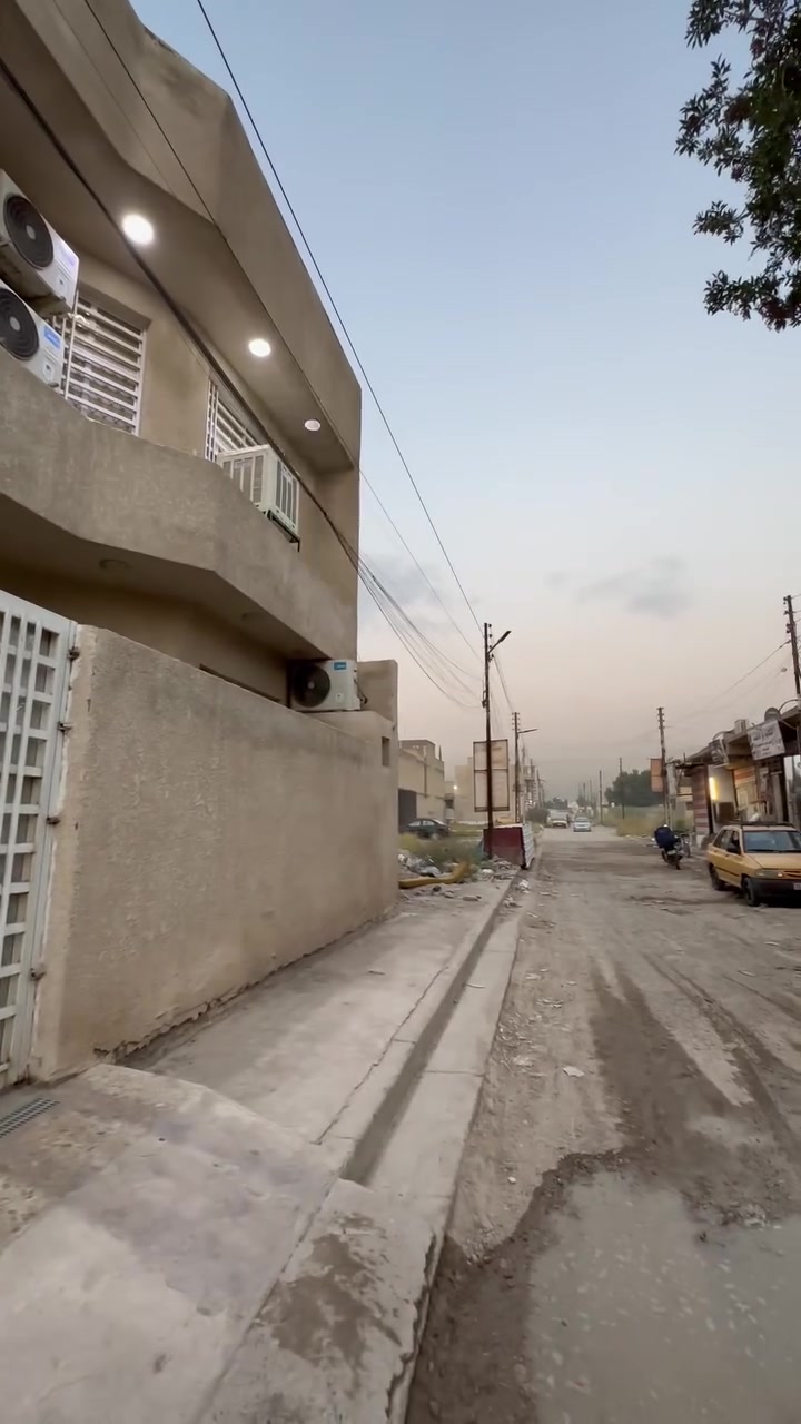 بيت للبيع مساحة ١٠٠ م مربع
السلام عليكم 
بيت للبيع مساحته ١٠٠ مربع ركن 
ع شارع فرعي وشارع عام المنطقة
السريدات حي الشهيدين، يبعد عن سيطرة الشعب والشارع العام ٢٠٠ متر فقط
الواجهة ٩ م النزال ١١ م
الطابق الارضي:
استقبال ٥*٤
غرفة ٤*٤ 
مطبخ وحولي مزدوج 
تواليت خارجية
تواليت + حمام مزدوج داخلية 
مناور عدد ٢ 
الطابق الثاني:
غرفة ٥*٤
غرفة ٤*٤
غرفة ٣*٣
تواليت + حمام مزدوج 

للاستفسار الاتصال على رقم الهاتف (يوجد واتساب):
***********
