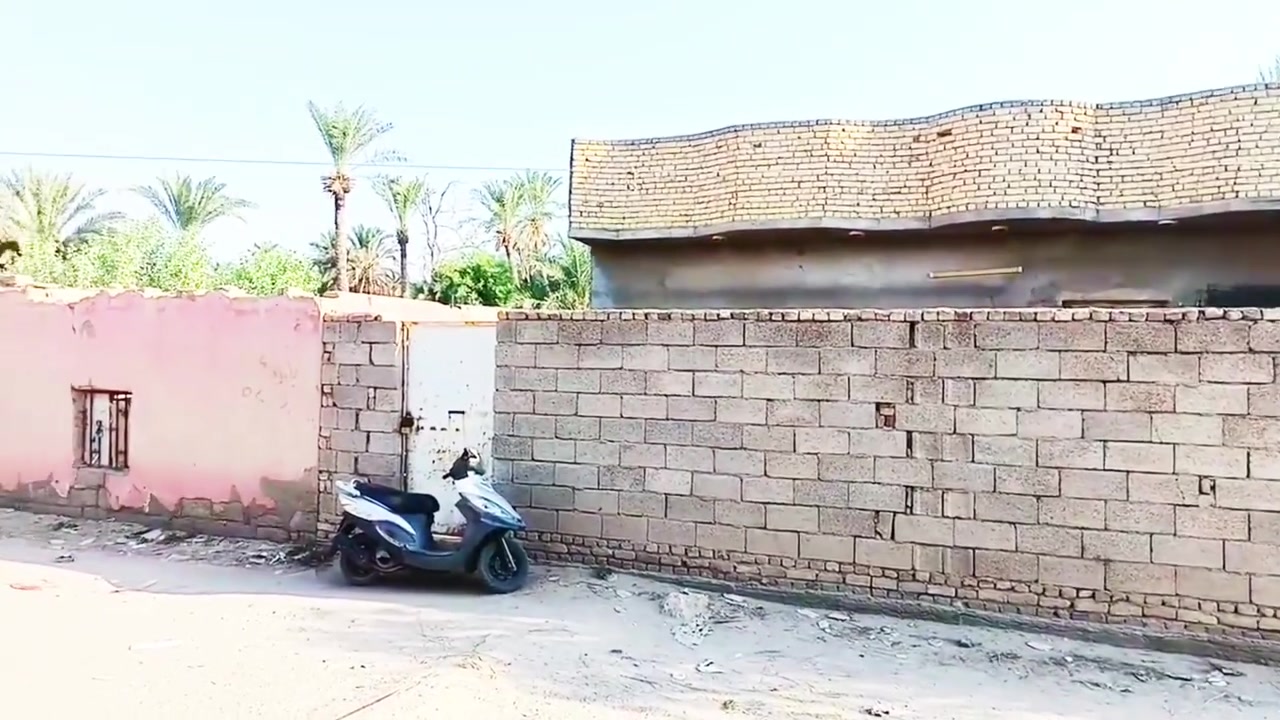 ليس تصويري لكن مكلف بالنشر.. 

بيت مساحة 225متر صافي البناء  يحتوي على ثلاثة غرف نوم واستقبال ومطبخ وصحيات داخليه مساحة الغرفة 6في4صافي الاستقبال 9×4  الصاله 11×4 المطبخ 5×4
الموقع 
الرفاعي قرية خضر ال فشاخ قرب مدرسة النبراس للاستفسار اكثر التواصل مع صاحب الدار
***********
