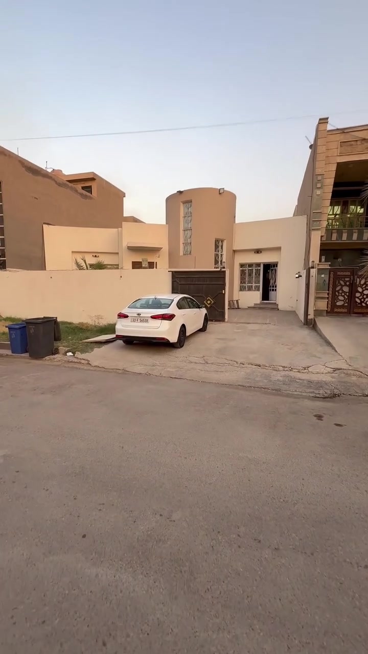 🏡 بيت للإيجار في أرقى مناطق بغداد 🏡

📍 القادسية - محلة 606 - شارع الضباط
مساحة: 300م | طابق واحد

✅ المواصفات:
- غرفتين نوم: وحدة سويت + وحدة عادية  
- صالة واسعة + مطبخ 
- 3 خدمات صحية 
- حديقة داخلية + مدخلين منفصلين
- مخزن + منور
- أرضية مرمر + سقوف ديكور + سبالت

موقع متميز: شارع هادئ راقي وخدمات قريبة

للاستفسار والمعاينة:
📞 *********** 
مع تحياتي لكم : العقاري سلام الجبوري
