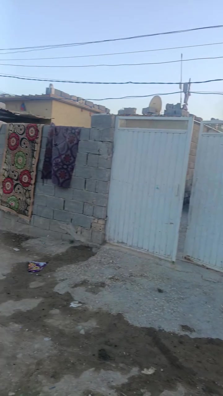 بيت للبيع المساحة 200 100مبنية غرفة وصالة واستقبال ومطبخ وصحيات بداية الزنابرة خدمات كاملة مسجل بالبلدية مشمول بالتطويب السعر 13وبي مجال بيع مستعجل 
***********
