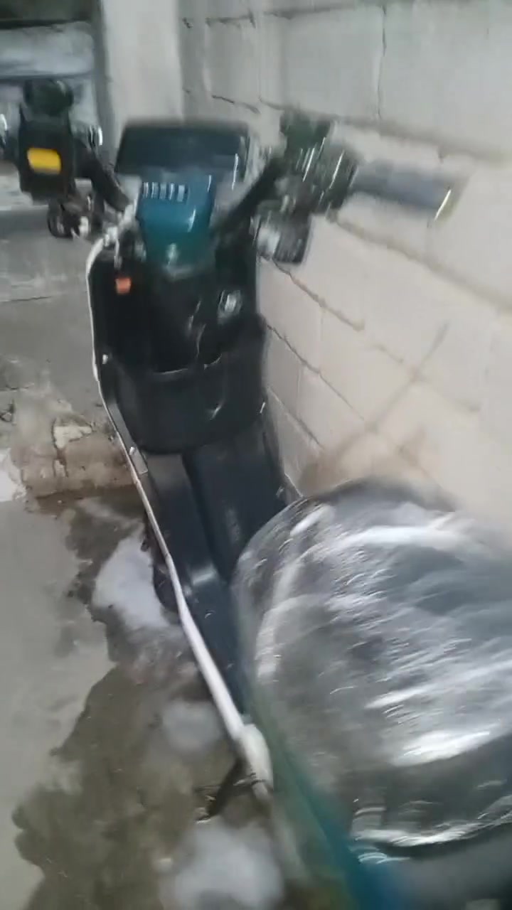 سلام عليكم عندي دراجه شحن R9 بطايات جديد الدراجه كلش نظيفه في البصرة الاصمعي الجديد شارع جامع السيلاني رقم الهاتف *********** كامله كل شي ما بيها 425 الف بها مجال
