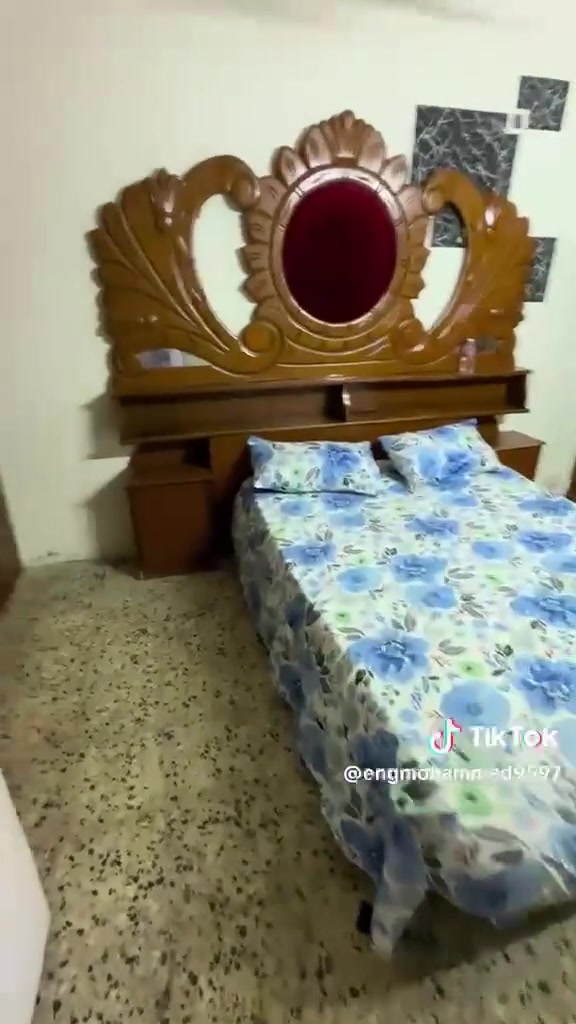 يتوفر شقه ايجار الكراده طابق ثاني درج مساحه 200متر 2غرف نوم مطبخ معزول صاله خدمات زيرو بناء 🏣2026عوائل السعر 750الف بيها مجال تصوير وتساب ***********
