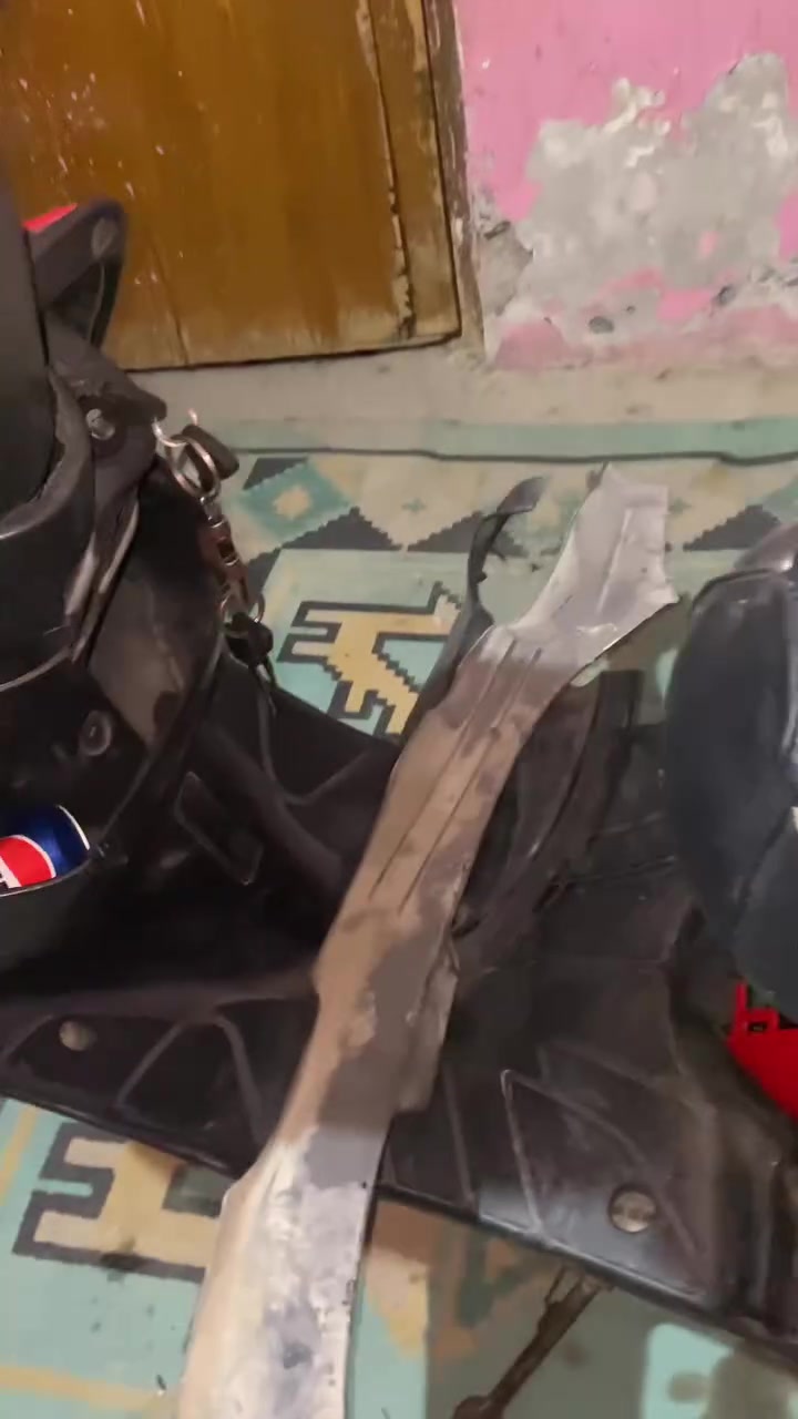 كوم حديد ابيع ب ١٠٠ ولحد يداهرني دراجه تشتغل بس هملتهه فتره كلش هواي
