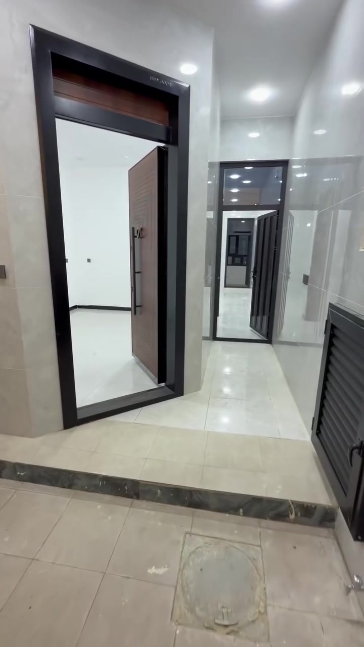 يتوفر طابق ارضي ( زيرو ) في منطقة المكاسب للإيجار خدمات كامله ماء كهرباء تبليط مدارس مركز صحي ويحتوي على استقبال ومطبخ وغرفه نوم للاستفسار اكثر *********** واتس
