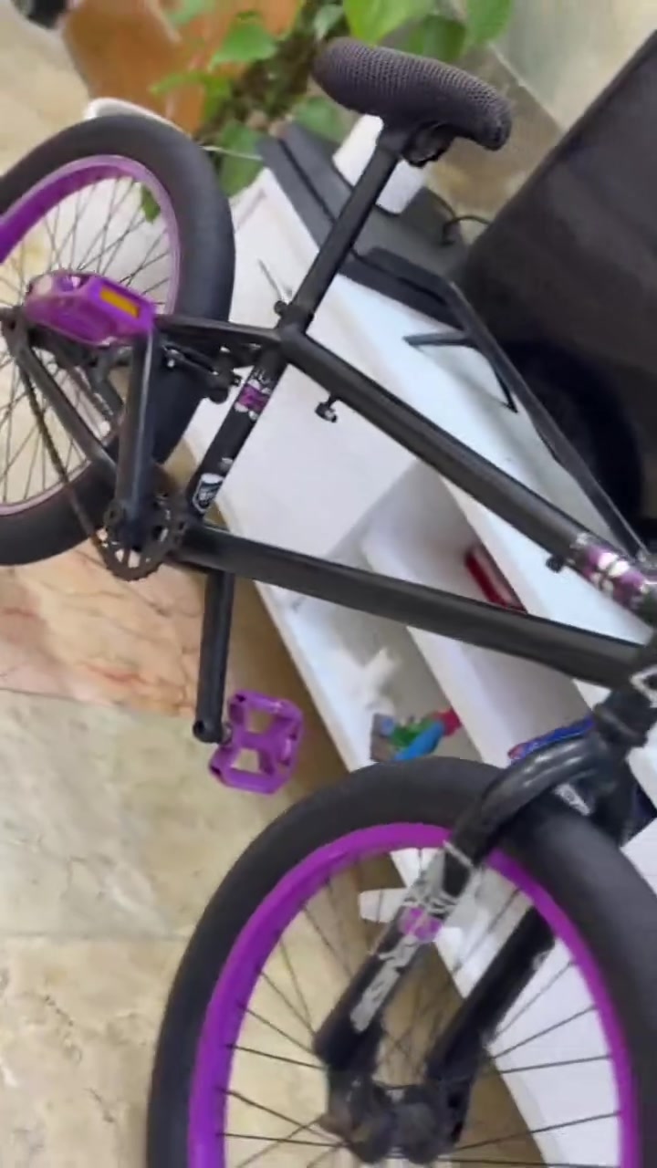 السلام عليكم بايسكل للبيع Bmxابو الحركات النضافه فولل كدام عينك السعر 100 مكاني الامين الثانيه الرقم ***********
