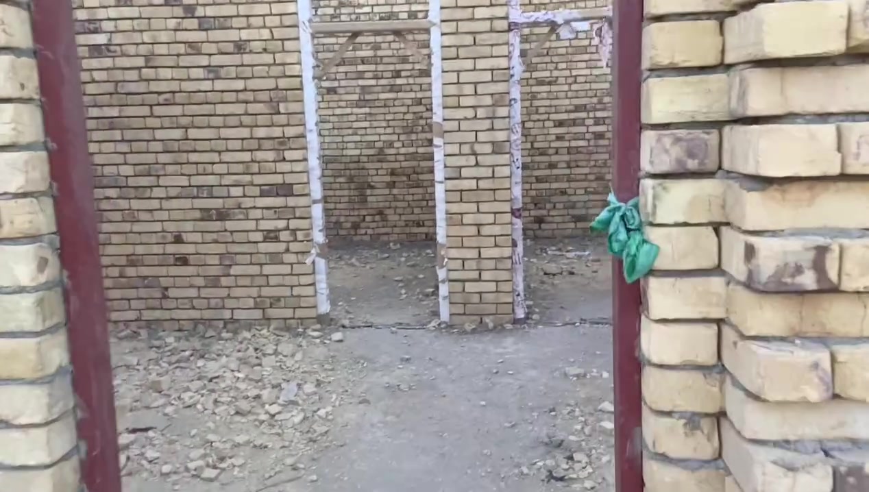 سلام عليكم بيت هيكل مساحه 200 بناء غرفتين وصاله ومطبخ حاره وحمام داخلي بسبل اولئ قريب ع صيدليه ايات مثل ما واضح بل تصوير سعر 40 خدامات باب بيت تصال ع رقم ‏‪***********‬‏
